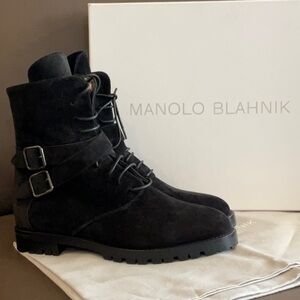 MANOLO BLAHNIK Tiniosa Suede Short Moto Boots, Black